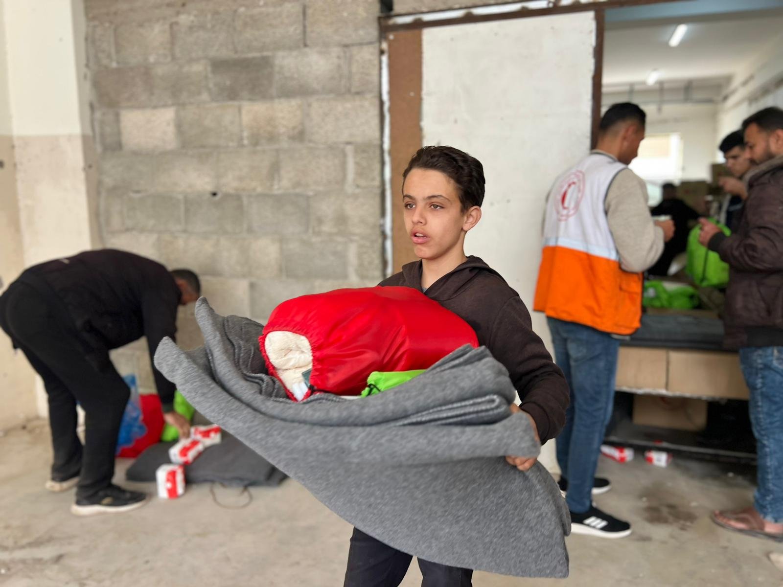 جمعية الهلال الأحمر الفلسطيني تواصل تدخلاتها الإنسانية بدعم العائلات في محافظات غزة
